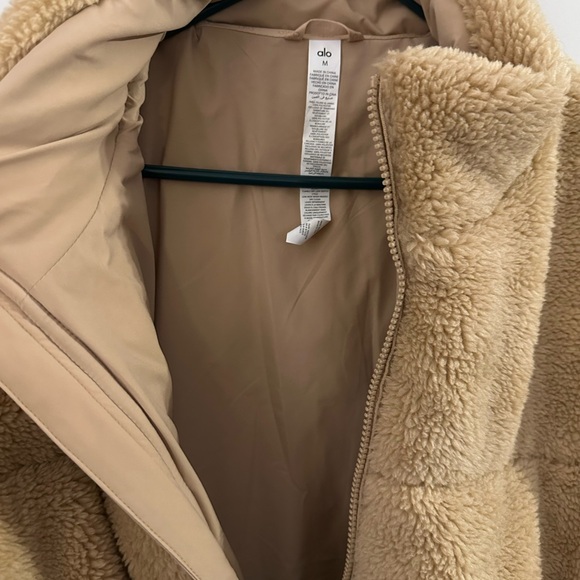 ALO Yoga Men’s  Sherpa Puffer Jacket in Camel - Picture 3 of 5